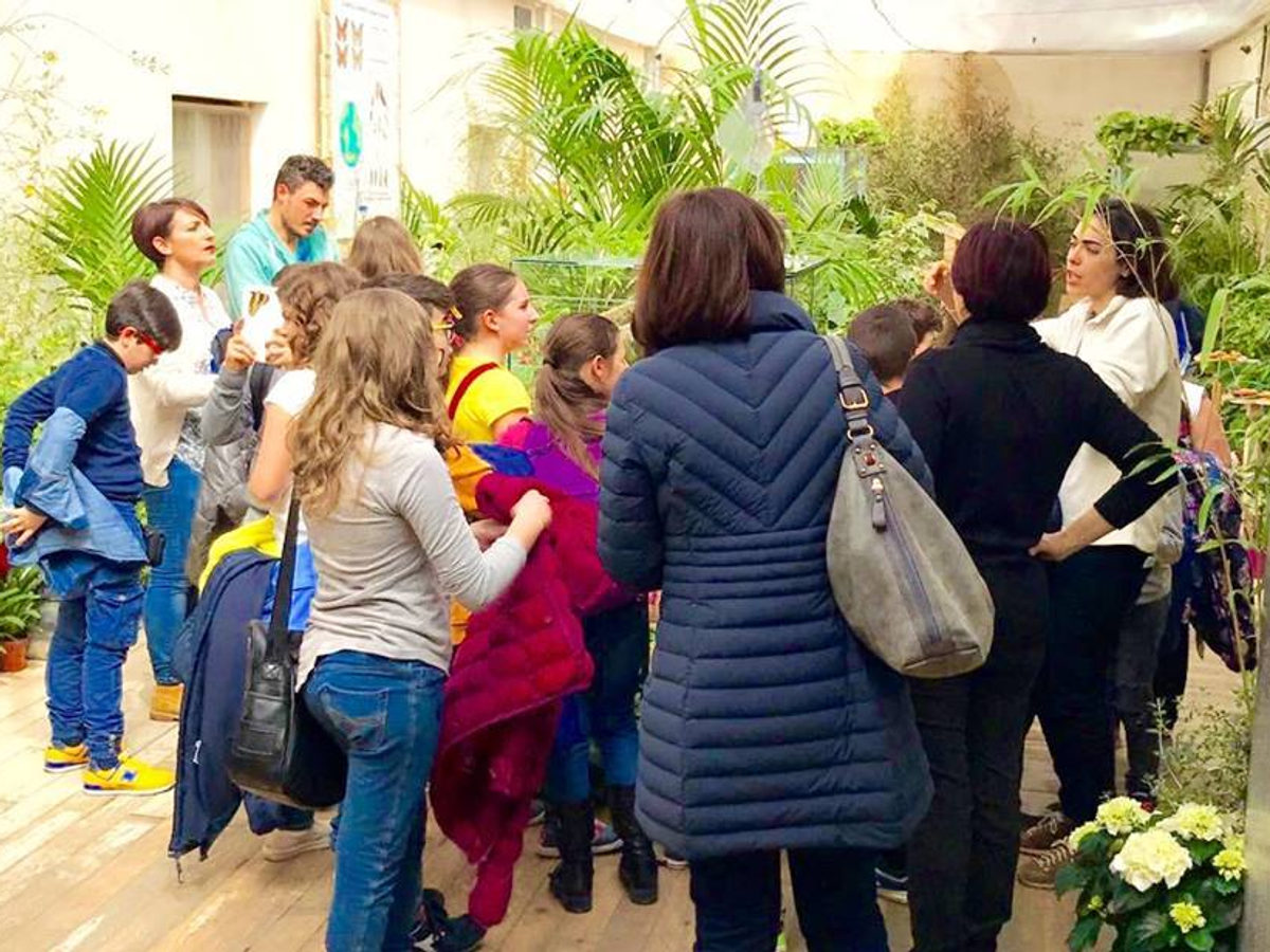Una classe in visita con gli educatori